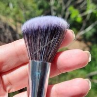 pincel de blush Belle Angel perto rotated