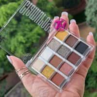 paleta de sombras glamurosa 12 cores moledo B City Girls na mao