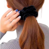 Xuxinha de Veludo Rabicó Scrunchie Antifrizz Preta