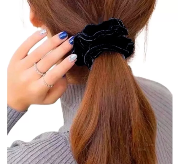 Xuxinha de Veludo Rabicó Scrunchie Antifrizz Preta